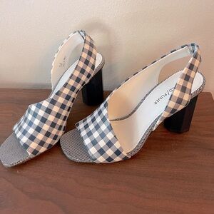 Donald Pliner Ella 7.5 navy blue and white